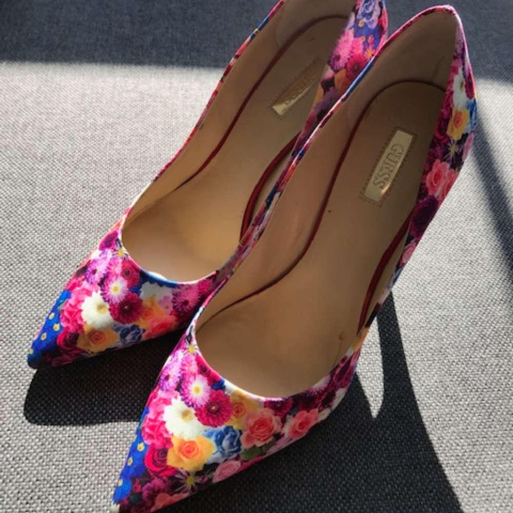 Guess Floral/Gold Heels (Size 9.5)